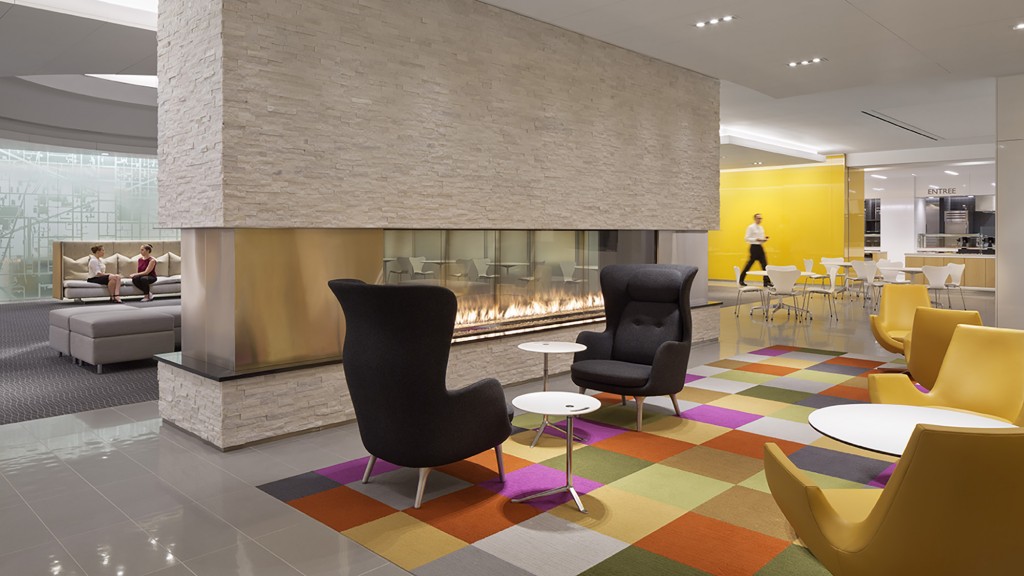 A room with chairs and tables.